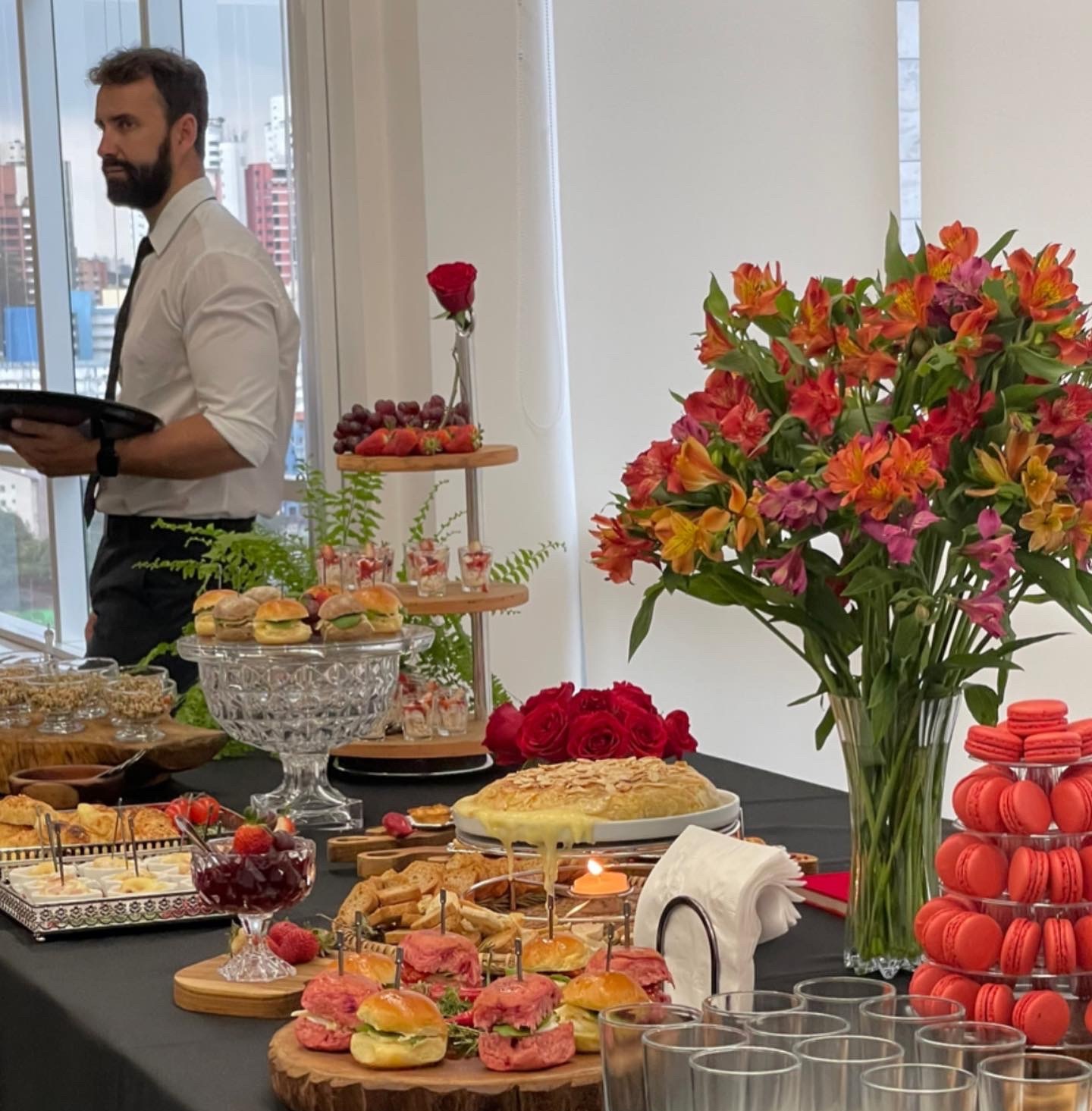 Mesa completa com finger foods e flores