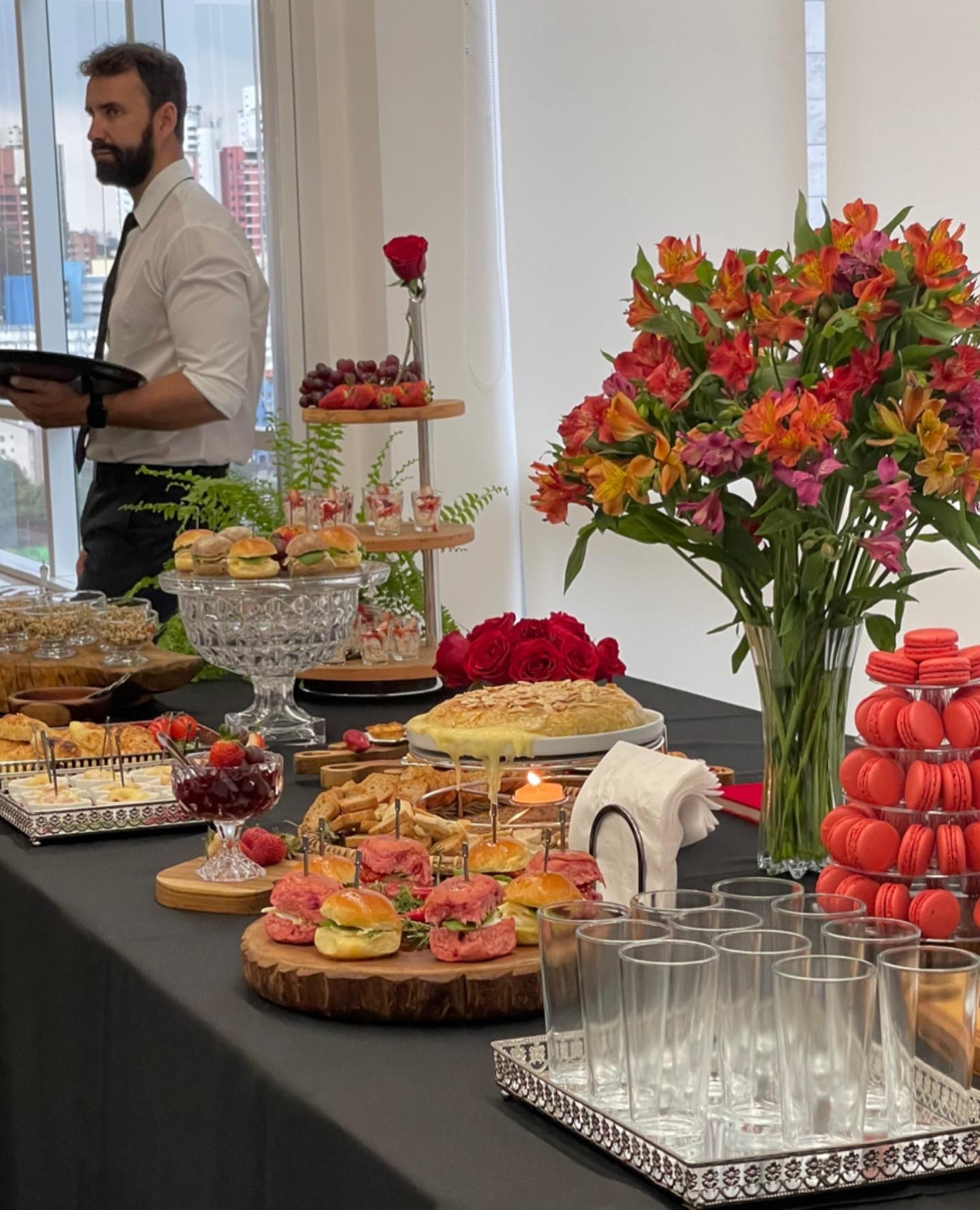 Mesa completa com finger foods e flores